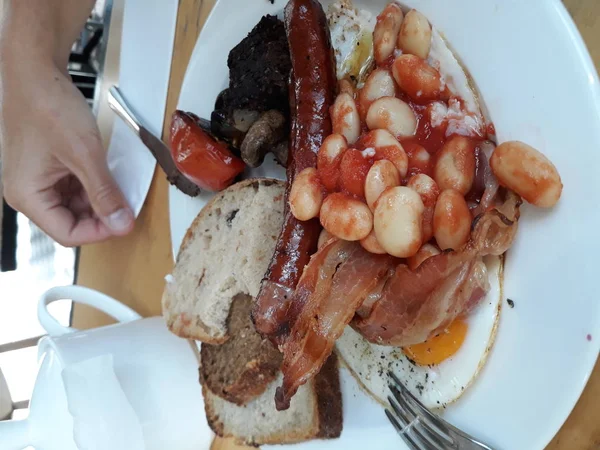 Тарелка еды на столе Английский завтрак — стоковое фото