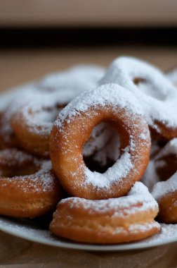 Pudra şekerli ev yapımı çörekler.