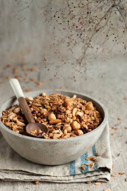 Sağlıklı bir ikinci kahvaltı için tohumlu granola.