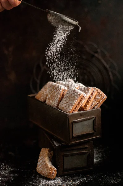 Sladké Sušenky Tmavém Pozadí Posypané Práškovým Cukrem — Stock fotografie