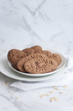 Öğlen yemeğinde mısır gevrekli çikolatalı kurabiye.