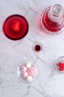 kırmızı şarap ve çilek.