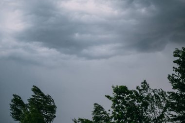 Dramatik siyah bulutlar ve fırtına önce yağmurlu