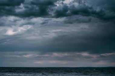 dalga kıyıya kırarak büyük okyanus