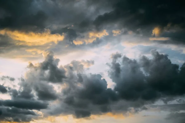 Pôr Sol Com Nuvens Tempestade Dramáticas Imagem De Stock