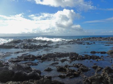Ejderha diş ve çökmesini dalgaları Kapalua, Maui, HI, ABD yakınındaki Makaluapuna noktada kıyı şeridi ve engebeli lav kayaları denilen