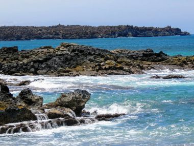 Lav Rock ve dalga gökyüzü ve bulutlar Maluaka Beach ve Kihei Maui gelgit havuzlarında çökmesini sprey ile mercan