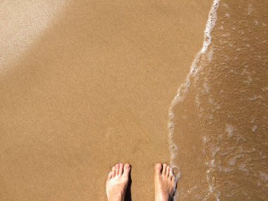 Erkek ayak ve ayak parmakları sahil üzerinde kum, okyanus, Maui Hawaii Usa