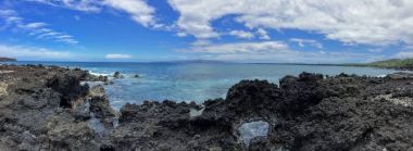 Lav Rock ve Maluaka Beach ve Kihei Maui beach havuzları gelgit gökyüzü ve bulutlar dalgalar çökmesini sprey ile mercan