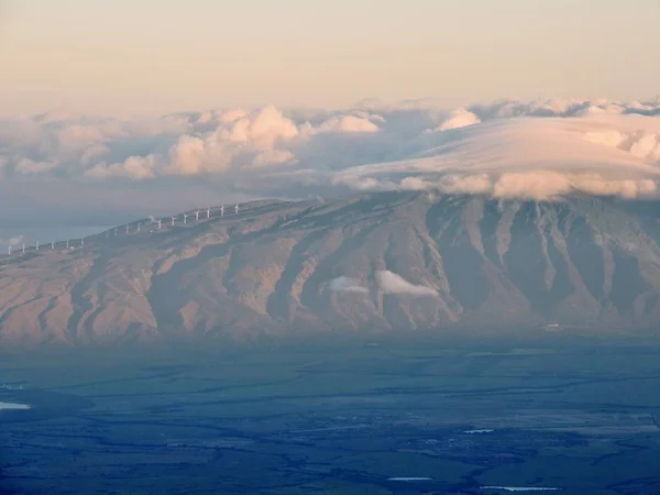 从夏威夷毛伊岛 Haleakala 火山国家公园 Haleakala 山顶上可以看到西毛伊岛和拉奈岛以及山上的风车的日出和景色 — 图库照片