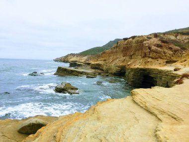 Panoramik resim Cabrillo Ulusal Anıt blöf ve tidepools. San Diego, ABD noktası Loma Yarımadası boyunca kıyı blöf ve tidepools bulundu