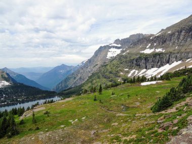 Güneş Road, yatay görünüm gidiş kar Glacier Ulusal Park dahil dağlarla çevrili ve özellikleri şelaleler, yaban hayatı, Logan Pass, saklı göl, Highline izi, çevresinde alanları: Piegan, Pollock, Oberlin, Clements, Reynolds