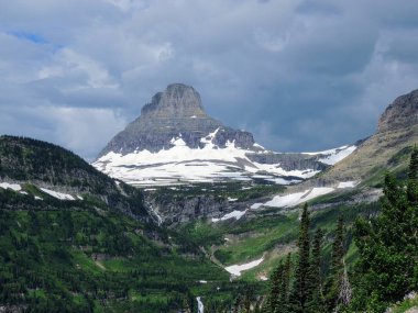 Güneş Road, yatay görünüm gidiş kar Glacier Ulusal Park dahil dağlarla çevrili ve özellikleri şelaleler, yaban hayatı, Logan Pass, saklı göl, Highline izi, çevresinde alanları: Piegan, Pollock, Oberlin, Clements, Reynolds