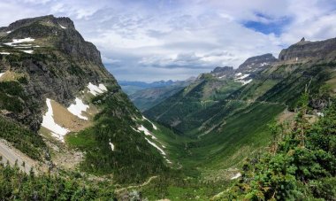 Güneş Road, yatay görünüm gidiş kar Glacier Ulusal Park dahil dağlarla çevrili ve özellikleri şelaleler, yaban hayatı, Logan Pass, saklı göl, Highline izi, çevresinde alanları: Piegan, Pollock, Oberlin, Clements, Reynolds