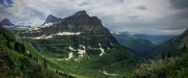 Güneş Road, yatay görünüm gidiş kar Glacier Ulusal Park dahil dağlarla çevrili ve özellikleri şelaleler, yaban hayatı, Logan Pass, saklı göl, Highline izi, çevresinde alanları: Piegan, Pollock, Oberlin, Clements, Reynolds
