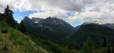 Güneş Road, yatay görünüm gidiş kar Glacier Ulusal Park dahil dağlarla çevrili ve özellikleri şelaleler, yaban hayatı, Logan Pass, saklı göl, Highline izi, çevresinde alanları: Piegan, Pollock, Oberlin, Clements, Reynolds