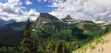 Güneş Road, yatay görünüm gidiş kar Glacier Ulusal Park dahil dağlarla çevrili ve özellikleri şelaleler, yaban hayatı, Logan Pass, saklı göl, Highline izi, çevresinde alanları: Piegan, Pollock, Oberlin, Clements, Reynolds