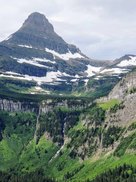 Güneş Road, yatay görünüm gidiş kar Glacier Ulusal Park dahil dağlarla çevrili ve özellikleri şelaleler, yaban hayatı, Logan Pass, saklı göl, Highline izi, çevresinde alanları: Piegan, Pollock, Oberlin, Clements, Reynolds