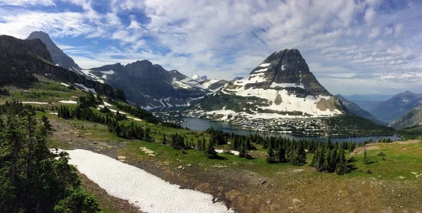Güneş Road, yatay görünüm gidiş kar Glacier Ulusal Park dahil dağlarla çevrili ve özellikleri şelaleler, yaban hayatı, Logan Pass, saklı göl, Highline izi, çevresinde alanları: Piegan, Pollock, Oberlin, Clements, Reynolds