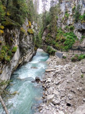 Johnston Kanyon iz, üst ve alt düşüyor, Banff National Park, Kanada Rocky Dağları, Alberta, Kanada