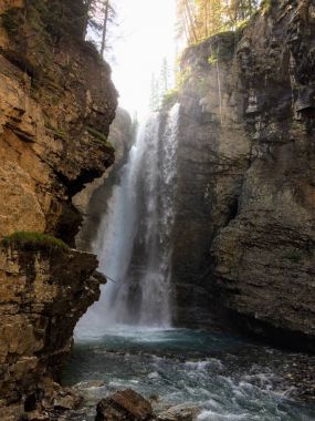Johnston Kanyon iz, üst ve alt düşüyor, Banff National Park, Kanada Rocky Dağları, Alberta, Kanada