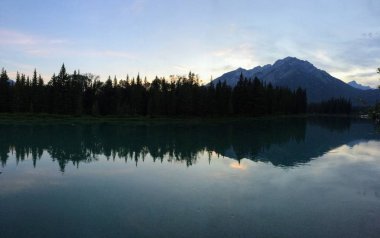 Banff akşam yansıması Bow Nehri arka planda Dağı çevresinde