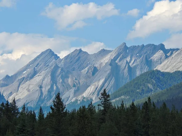 A következő reptér környékén: a festék cserépben Johnston Canyon, Banff nemzeti parkban, a kanadai Sziklás-hegység, Kanada, Alberta views — Stock Fotó