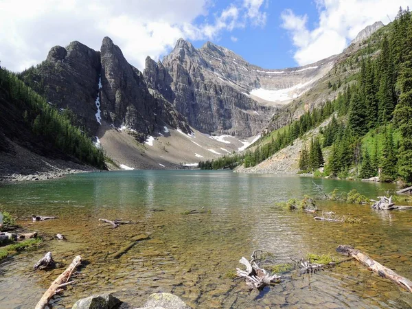 Lakeview yakın göl Agnes çay evi trail, düz buzulların altı, göl Agnes, ayna göl, küçük ve büyük arı kovanı, Banff National Park, Amerika Birleşik Devletleri, Alberta — Stok fotoğraf