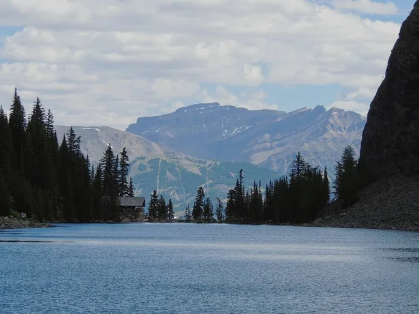 Агнес Чайний будинок озера, недалеко від Лейкв'ю trail, звичайний шість льодовиків, Агнес озеро, озеро дзеркала, мало і великий вулик, Banff Національний парк, Канада, Альберти — стокове фото