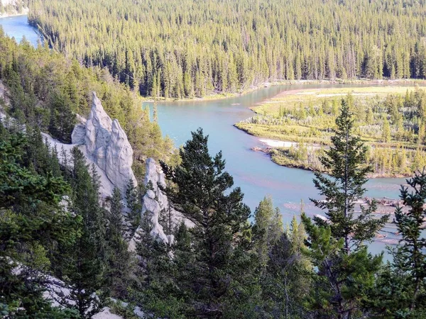 Földi piramisok vagy Hoodoos a Bow Valley, alagút-hegy és a hegy Rundle, a Banff nemzeti parkban, Alberta, kanadai Sziklás-hegység, Kanada — Stock Fotó