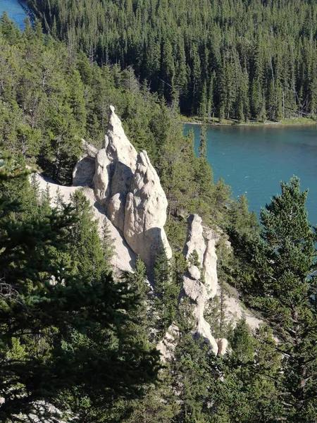 Ziemia-piramidy lub Hoodoo w dolinie łuk, przez tunel górski i Mount Rundle, kanadyjskich Gór Skalistych w Parku Narodowym Banff w prowincji Alberta, Kanada — Zdjęcie stockowe