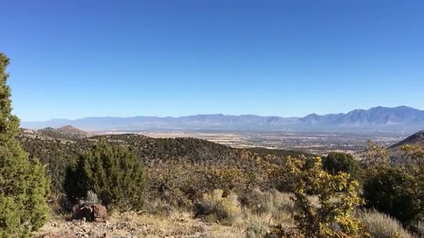 Θέα στην κοιλάδα Σωλτ Λέηκ και μπροστινές έρημο βουνά φθινόπωρο φθινόπωρο πεζοπορίας Rose Canyon κίτρινο πιρούνι, μεγάλο βράχο και Waterfork μονοπάτι βρόχο στο Oquirrh βουνά, Utah, ΗΠΑ. — Αρχείο Βίντεο