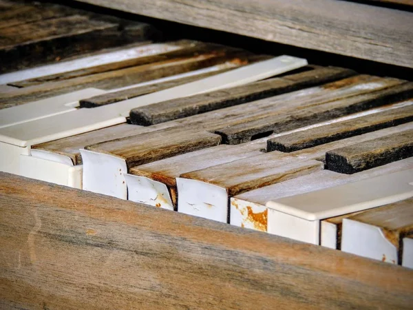 Close Piano Keys Upright Antique Broken Rustic Piano Outdoors Arizona — Stock Photo, Image