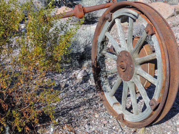 Vieux Pneus Avec Des Pointes Roue Métal Wagon Dans Désert — Photo