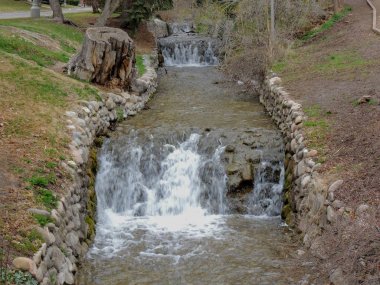 Bellek Grove Park görüş içine bir küçük gölet ya da yolları ve ağaçlar Salt Lake City Utah Wasatch açık Rocky Dağları boyunca erken ilkbaharda yürüyerek çevrili Gölü önde gelen akarsu ve şelaleler.