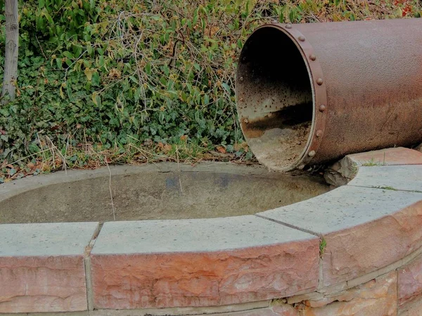 Ancien Tuyau Drainage Vintage Rouillé Vidangeant Dans Bassin Eau Dans — Photo