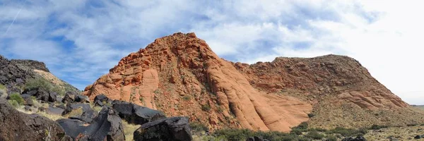 Vue Sur Les Montagnes Grès Lave Les Plantes Désert Autour — Photo