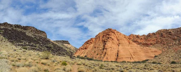 Kumtaşı Lav Rock Dağları Çöl Bitkiler Etrafında Kırmızı Kayalıklarla Ulusal — Stok fotoğraf