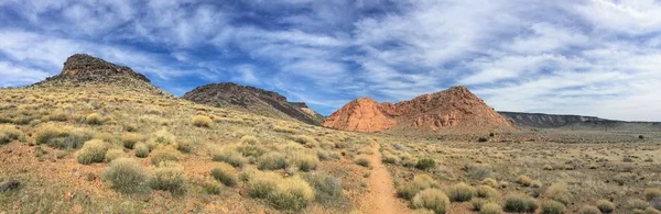 Vue Sur Les Montagnes Grès Lave Les Plantes Désert Autour — Photo