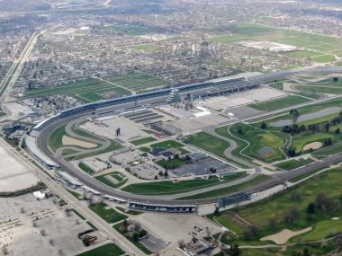 Indianapolis 500, bir otomobil yarışı havadan görünümü her yıl Indianapolis Motor Speedway Speedway, Indiana'da bulutların arasından düzenlenen. Uçaktan görüntüleme.