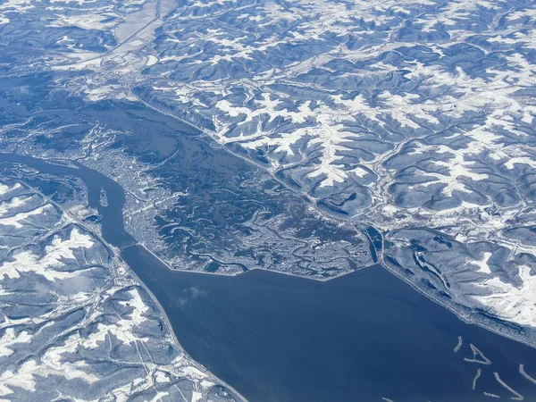 明尼苏达州明尼阿波利斯和印第安纳州印第安纳波利斯之间的农村和城市土地的空中冬季雪景景观 与覆盖在雪的田野 丘陵和河床之间形成鲜明的对比 — 图库照片