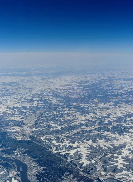 農村の空中冬雪風景を見ると雪の間に対照的とミネアポリス ミネソタ州とインディアナ州インディ アナポリス市の土地カバー フィールド 丘および河川敷 — ストック写真