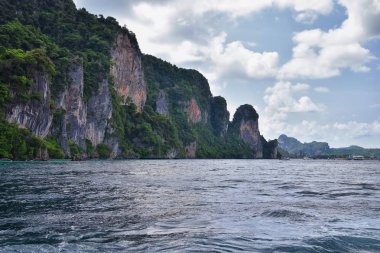 Phuket Tayland yakınlarındaki ada, mavi, turkuaz ve yeşil okyanuslar, dağlar, kayıklar, mağaralar, ağaçlar Tayland 'da tatil köyü. Phi Phi, Ko Rang Yai, Ko Li Pe ve diğer adalar da dahil. Asya.
