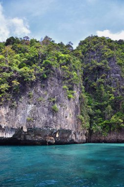 Phuket Tayland yakınlarındaki ada, mavi, turkuaz ve yeşil okyanuslar, dağlar, kayıklar, mağaralar, ağaçlar Tayland 'da tatil köyü. Phi Phi, Ko Rang Yai, Ko Li Pe ve diğer adalar da dahil. Asya.