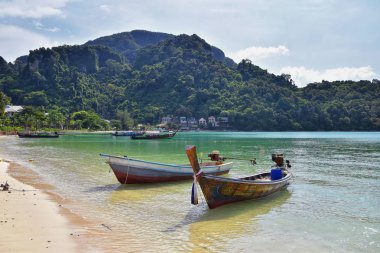 Phuket Tayland yakınlarındaki ada, mavi, turkuaz ve yeşil okyanuslar, dağlar, kayıklar, mağaralar, ağaçlar Tayland 'da tatil köyü. Phi Phi, Ko Rang Yai, Ko Li Pe ve diğer adalar da dahil. Asya.