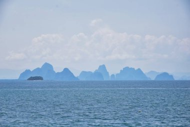 Phuket Tayland yakınlarındaki ada, mavi, turkuaz ve yeşil okyanuslar, dağlar, kayıklar, mağaralar, ağaçlar Tayland 'da tatil köyü. Phi Phi, Ko Rang Yai, Ko Li Pe ve diğer adalar da dahil. Asya.