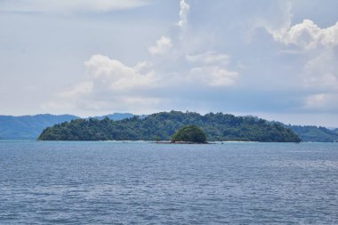 Phuket Tayland yakınlarındaki ada, mavi, turkuaz ve yeşil okyanuslar, dağlar, kayıklar, mağaralar, ağaçlar Tayland 'da tatil köyü. Phi Phi, Ko Rang Yai, Ko Li Pe ve diğer adalar da dahil. Asya.