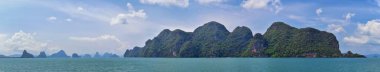 Phuket Tayland yakınlarındaki ada, mavi, turkuaz ve yeşil okyanuslar, dağlar, kayıklar, mağaralar, ağaçlar Tayland 'da tatil köyü. Phi Phi, Ko Rang Yai, Ko Li Pe ve diğer adalar da dahil. Asya.