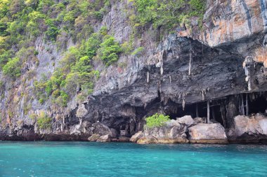 Phuket Tayland yakınlarındaki ada, mavi, turkuaz ve yeşil okyanuslar, dağlar, kayıklar, mağaralar, ağaçlar Tayland 'da tatil köyü. Phi Phi, Ko Rang Yai, Ko Li Pe ve diğer adalar da dahil. Asya.