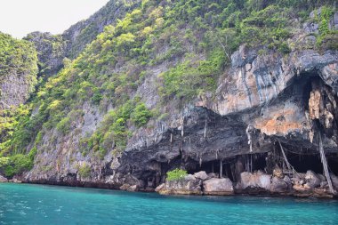 Phuket Tayland yakınlarındaki ada, mavi, turkuaz ve yeşil okyanuslar, dağlar, kayıklar, mağaralar, ağaçlar Tayland 'da tatil köyü. Phi Phi, Ko Rang Yai, Ko Li Pe ve diğer adalar da dahil. Asya.